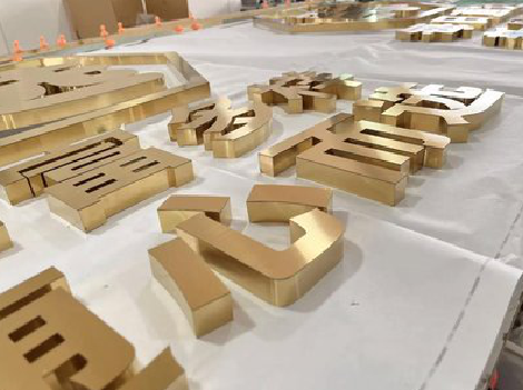 三门拉丝不锈钢字的特点。